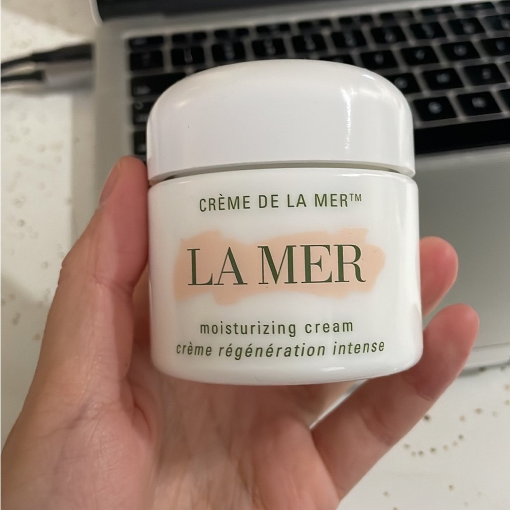 La Mer Moisturizing Cream Jar - White with Soft Peach Logo